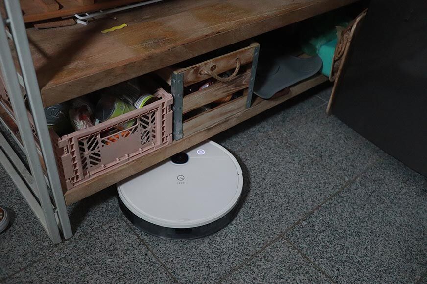 Робот Yeedi Vac пылесосит под комодом